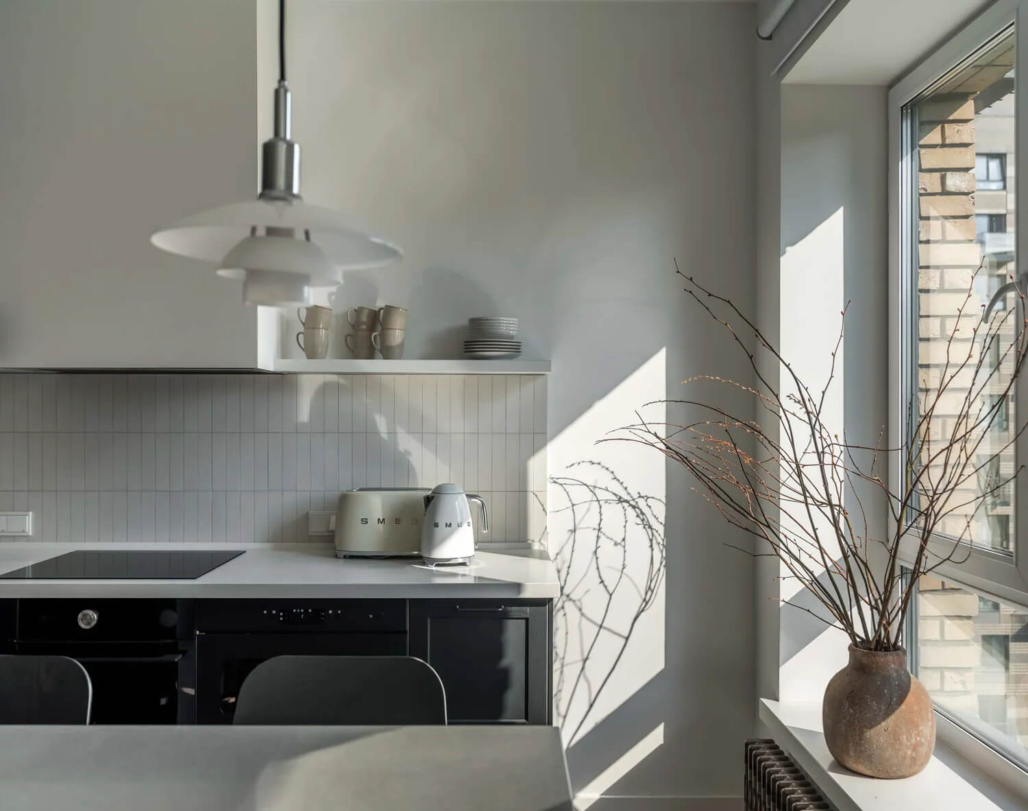 Stylowe urządzenie dwupokojowego mieszkania z akcentami kolorystycznymi i ciekawymi meblami.