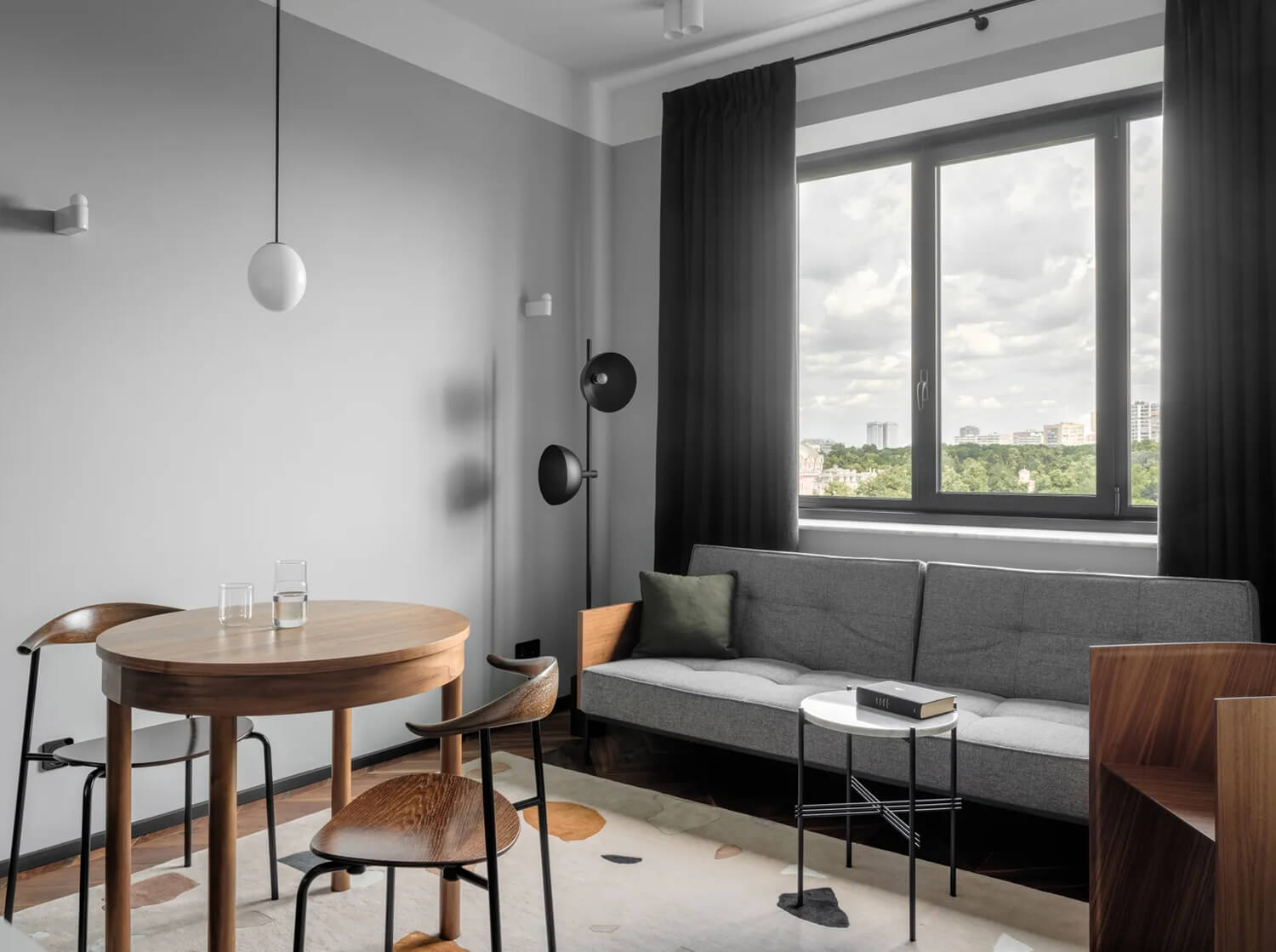 Zdjęcie nowoczesnego planowania i podziału przestrzeni w dwupokojowym mieszkaniu dla rodziny.