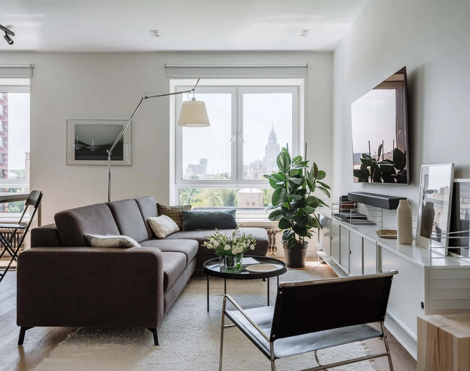 Przytulny i komfortowy design dwupokojowego mieszkania z pokojem dziecięcym dla rodziny.