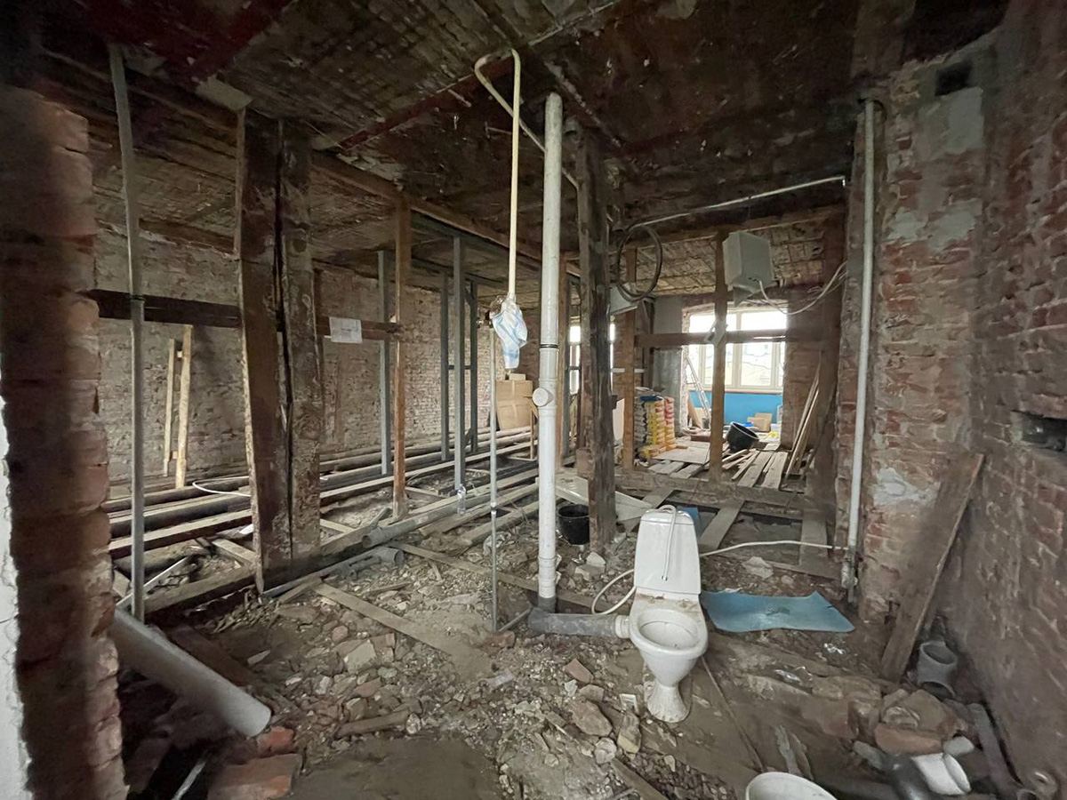 Montaż stalowych elementów wzmacniających otwór w ścianie: etapy przebudowy mieszkania.