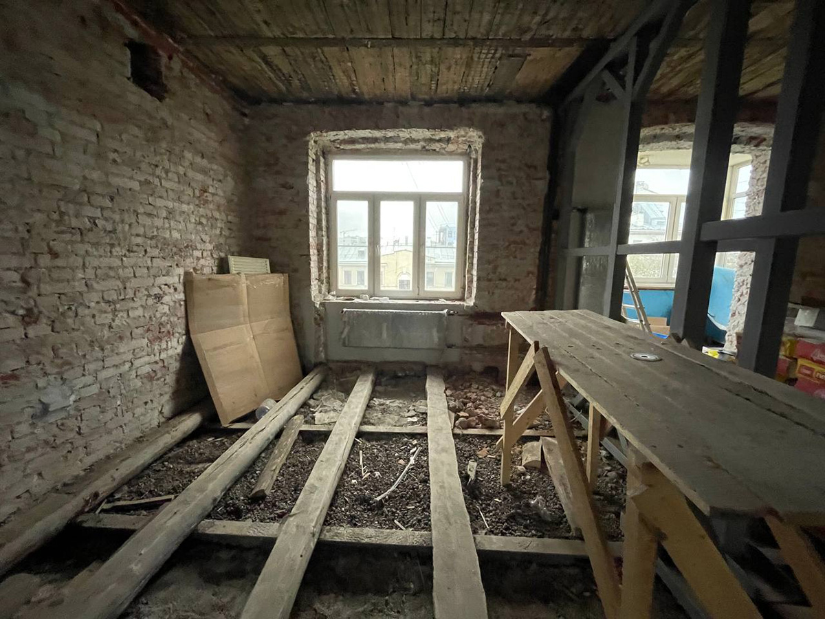 Wzmocnienie otworu w ścianie nośnej kątownikiem stalowym: bezpieczna przebudowa mieszkania 2026.