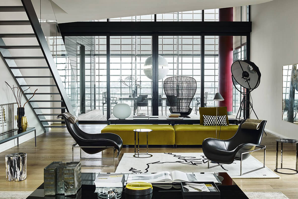 Minimalistyczne wnętrze w stylu Bauhaus z funkcjonalnymi meblami i dużą ilością światła.