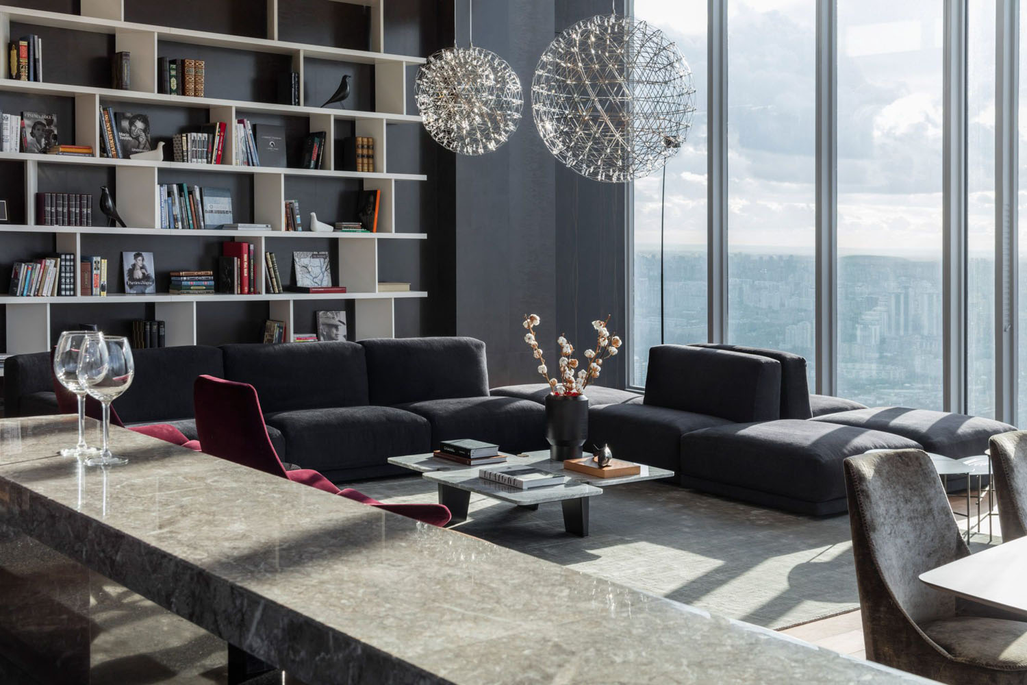 Salon z gładkimi akcentami, minimalizm i optyczne powiększenie przestrzeni w 2026.