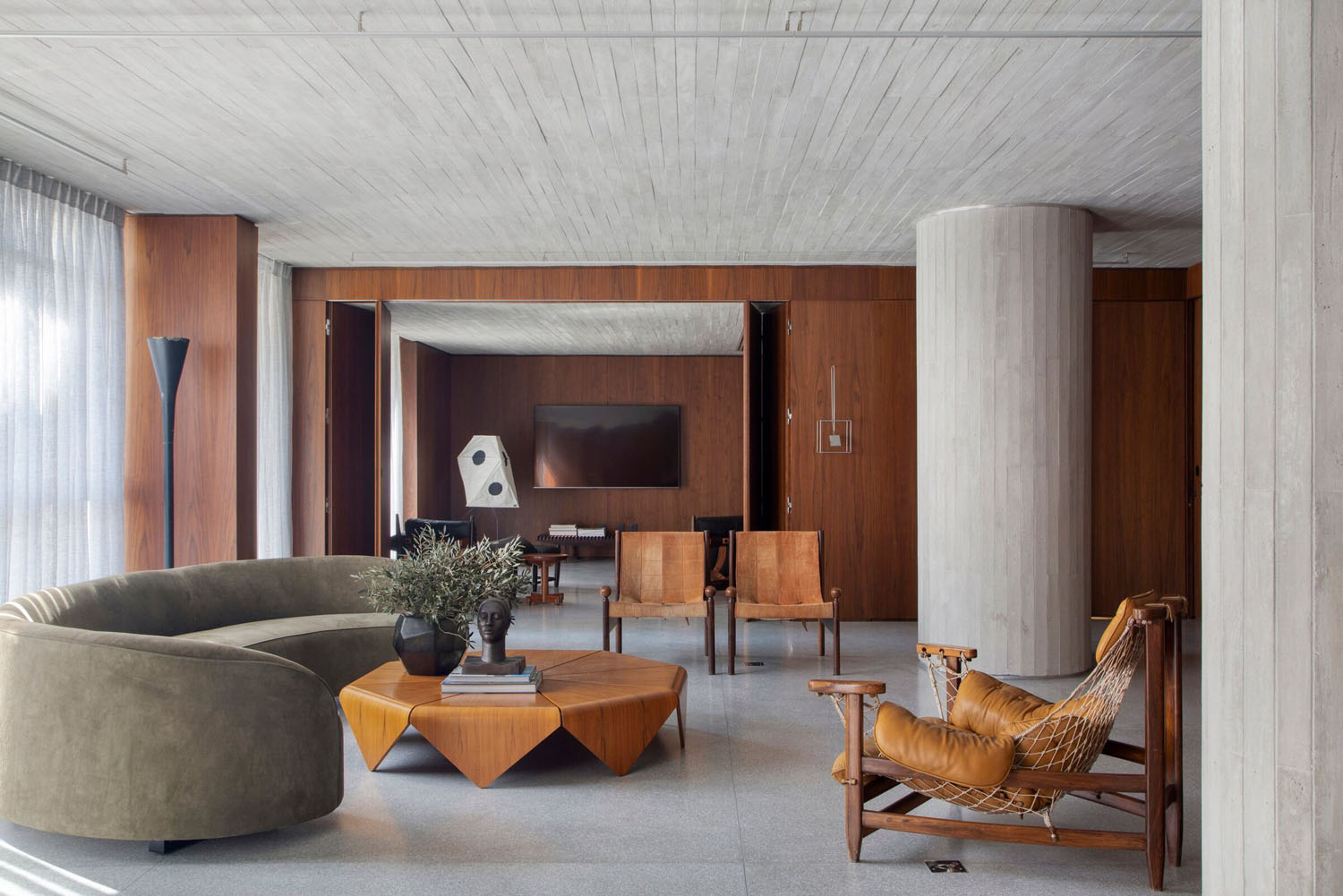 Łazienka z gładkimi płytkami, minimalizm i optyczne powiększenie przestrzeni w 2026.