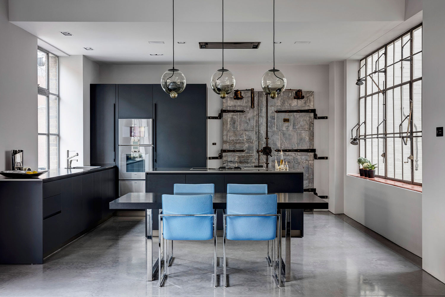 Detal gładkiego wnętrza, akcent kolorystyczny i optyczne powiększenie w 2026.