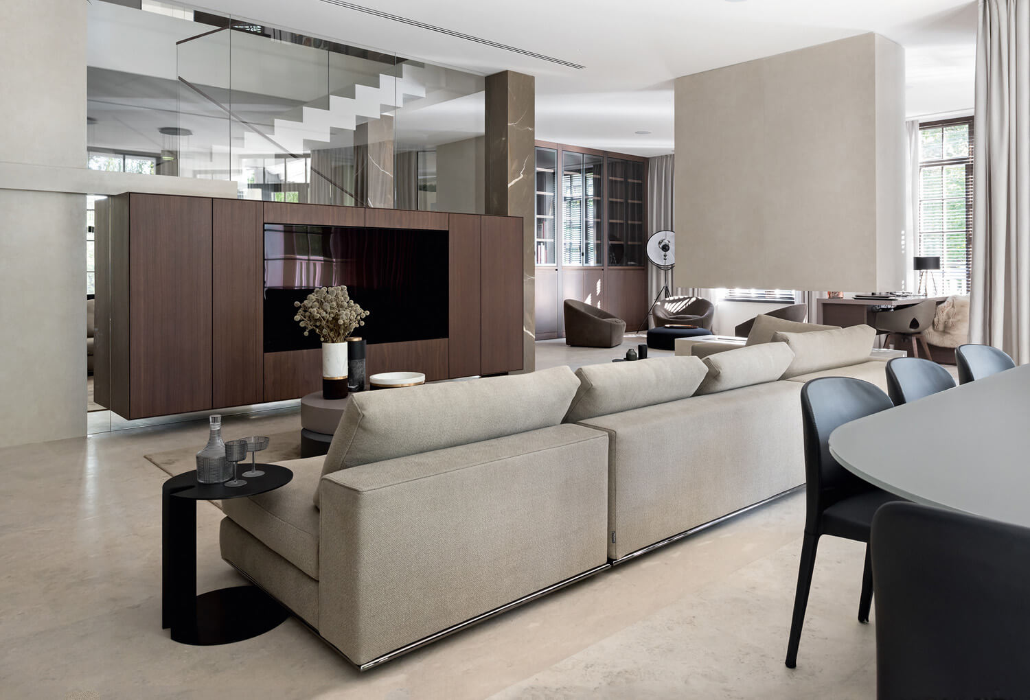 Elegancka kuchnia z salonem w domu, drewno i kominek, przytulne wnętrze, 2026