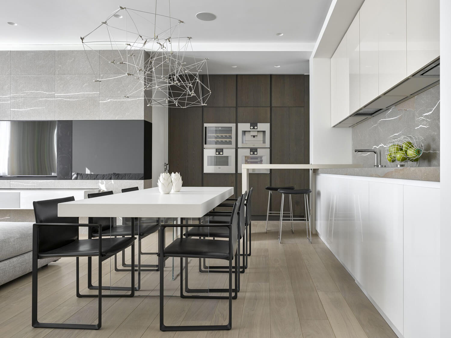 Kolor w kuchni z salonem w domu, wydzielone strefy różnymi kolorami, 2026