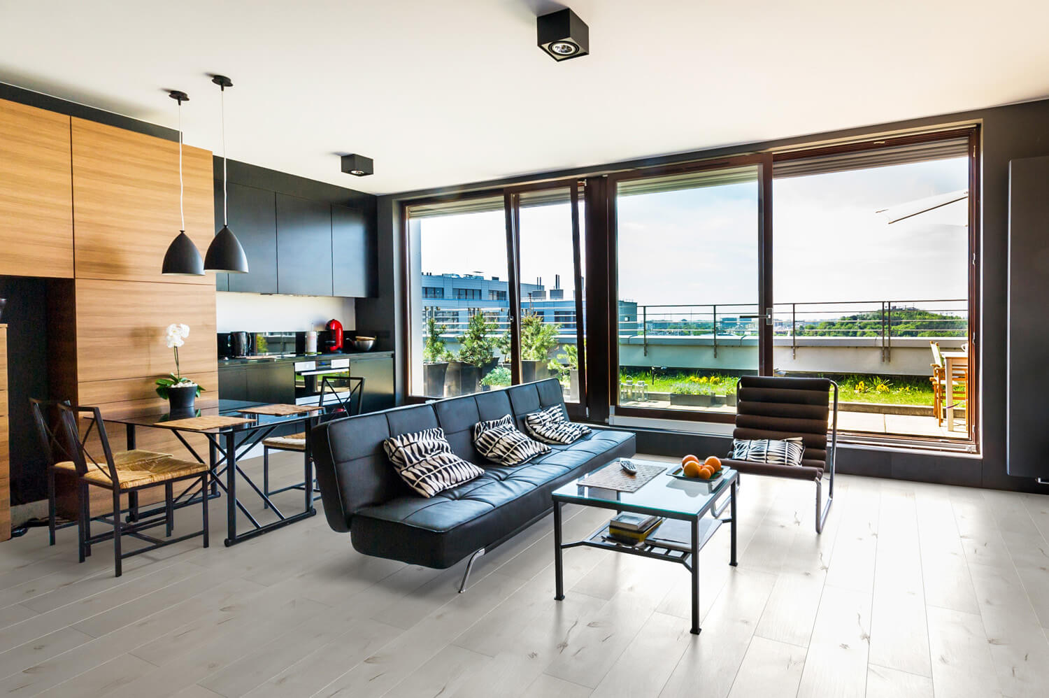 Nowoczesna kuchnia z salonem, duże okna i minimalizm w domu, 2026