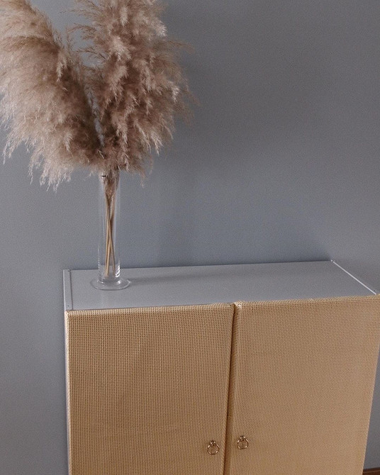 Ivar z drewnem Dekoracja komody IKEA Ivar z drewnianymi listwami i nowymi uchwytami