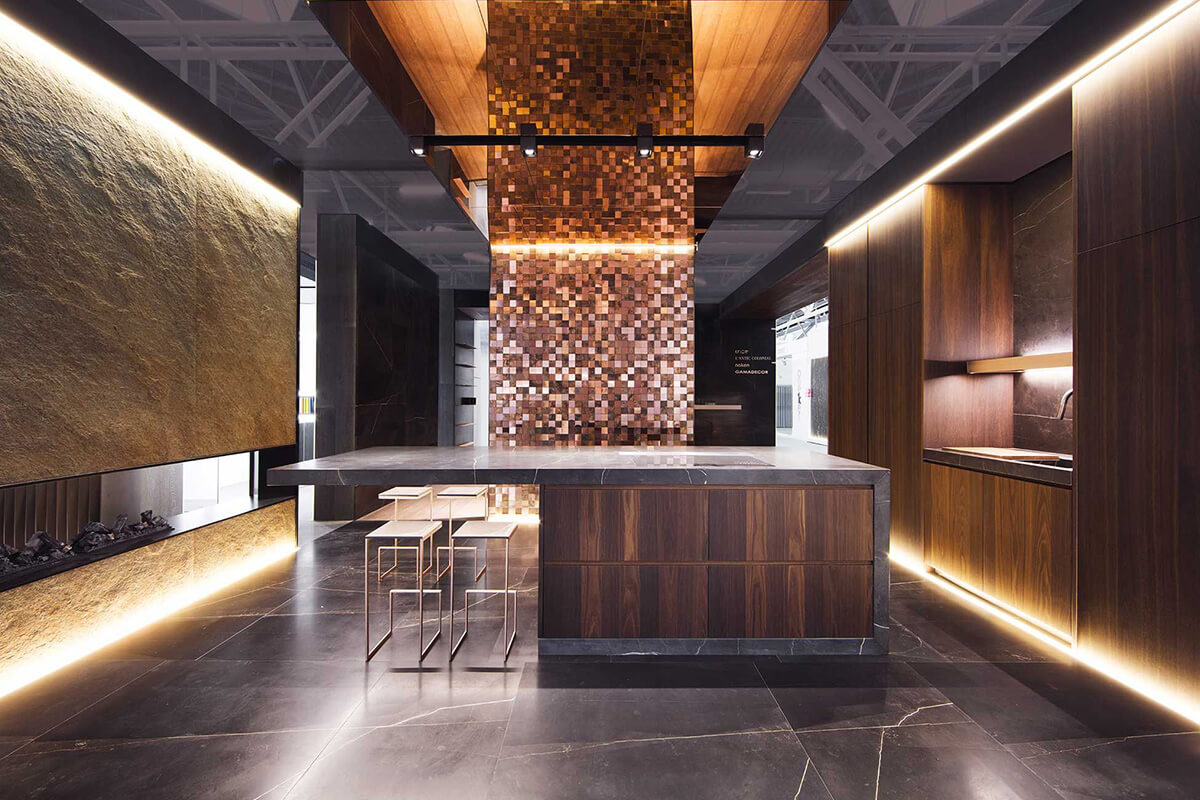 Loft z Ciekłym Metalem Nowoczesny salon z ścianą akcentującą wykończoną ciekłym metalem w stylu loft 2026.