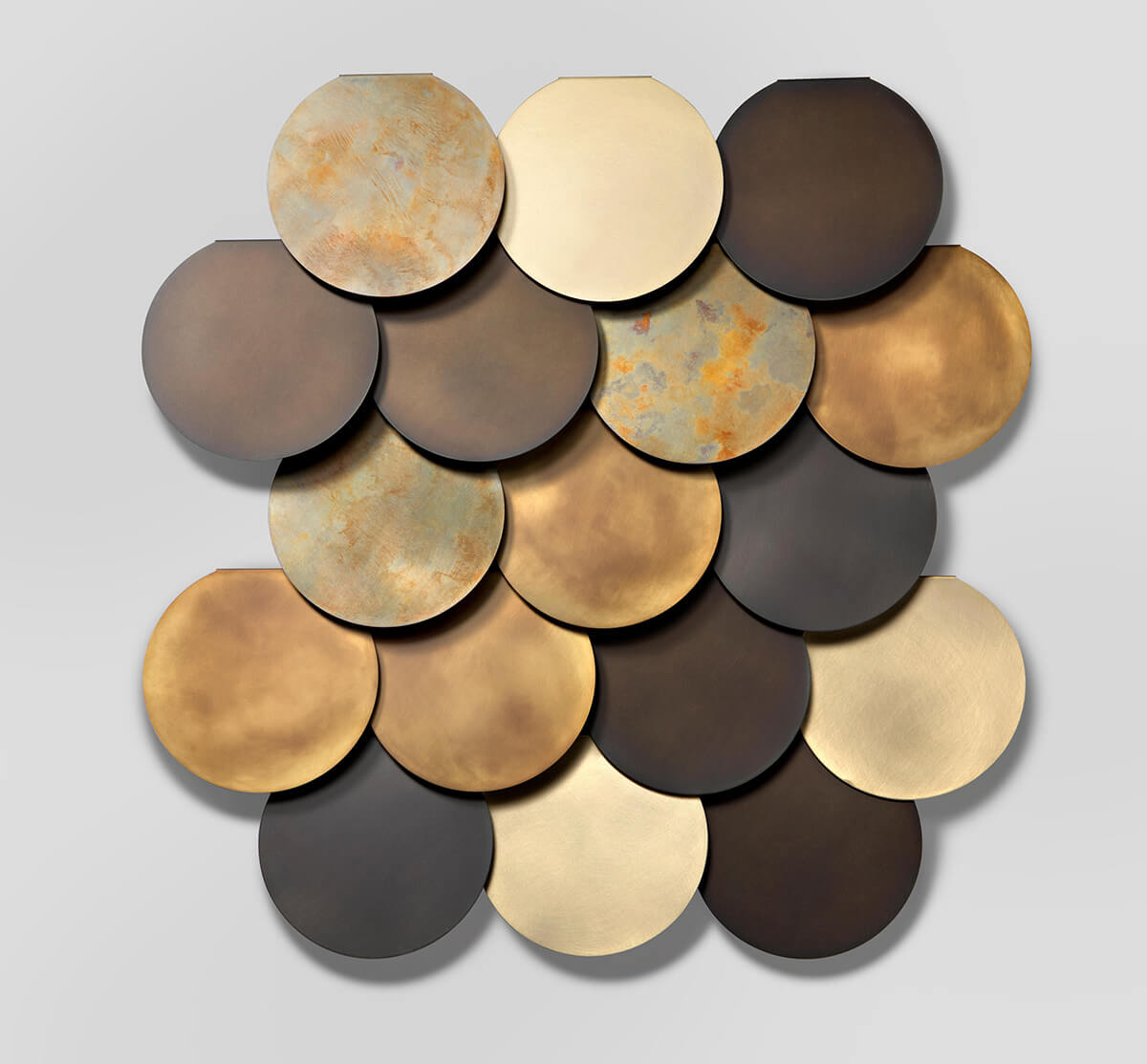 Metal w sypialni Sypialnia z metalicznym wykończeniem ścian: Luksusowe meble i eleganckie oświetlenie tworzą unikalny design.