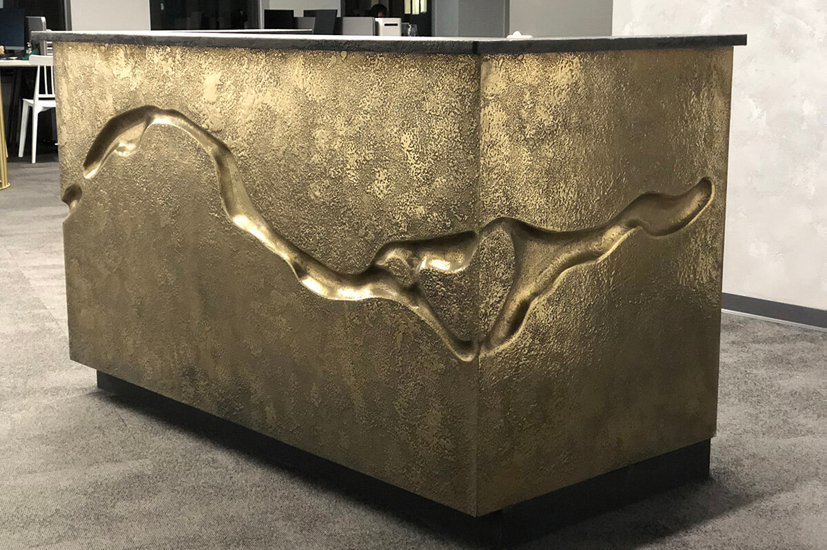 Metaliczna kuchnia marzeń Kuchnia z dekoracją z ciekłego metalu: Stylowe metalowe fronty i nowoczesne urządzenia, loft 2026.