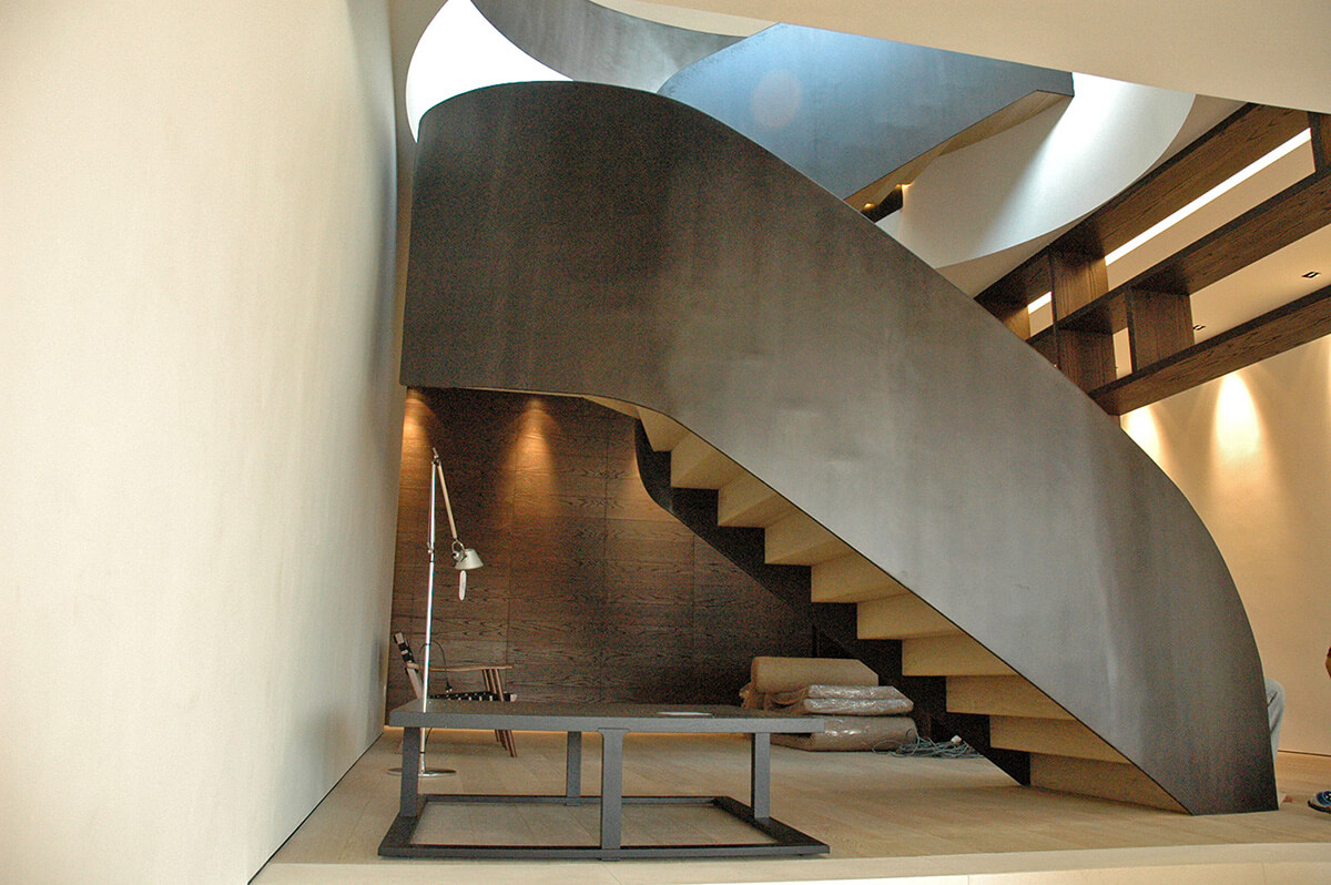 Salon w metalicznym stylu Ciekły metal we wnętrzu: Nowoczesny salon z metaliczną ścianą i oświetleniem akcentującym, loft 2026.