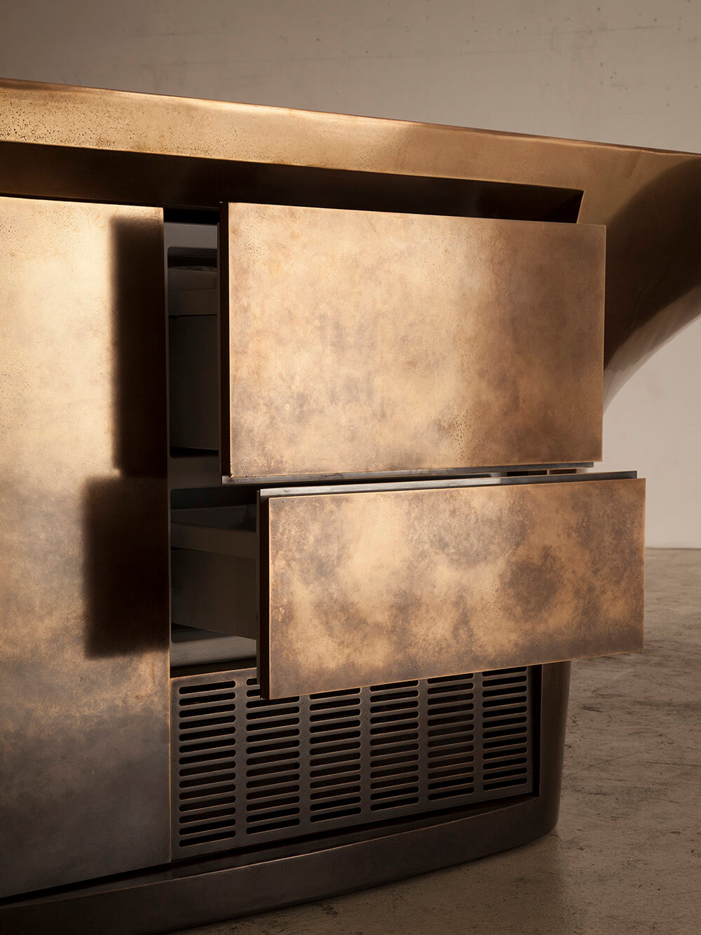 Wazony z Ciekłego Metalu Dekoracyjne wazony pokryte ciekłym metalem, unikalny akcent w każdym wnętrzu, design 2026.