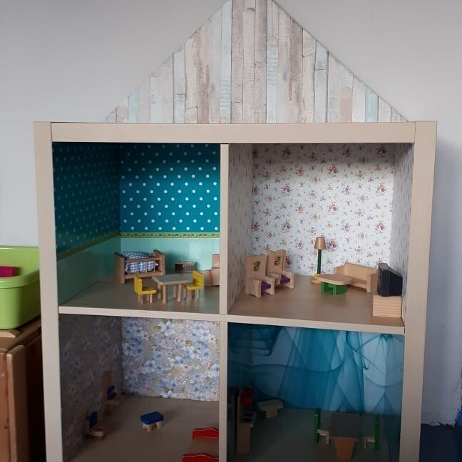 Regały BILLY w biblioteczce: stylowe i praktyczne rozwiązanie na całą ścianę