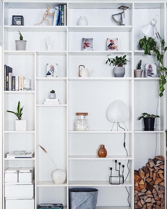 Półki IKEA jako element dekoracyjny: Oryginalne rozwiązania do salonu 2026