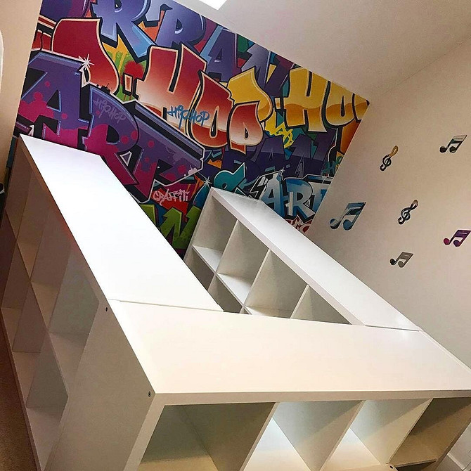 Organizacja przestrzeni IKEA: półki i regały w salonie, inspiracja 2026