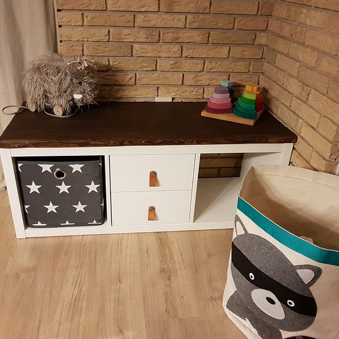 Półki IKEA w sypialni: pomysły na organizację przechowywania osobistych rzeczy