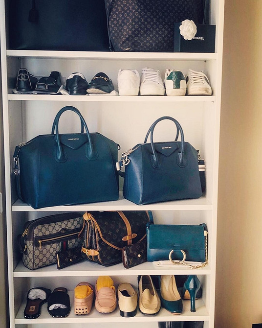 Kreatywne wykorzystanie półek IKEA do organizacji przestrzeni w małym domu