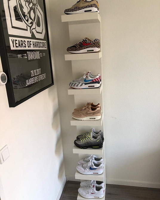 Niestandardowe użycie półek IKEA jako przegrody przestrzeni w małym mieszkaniu