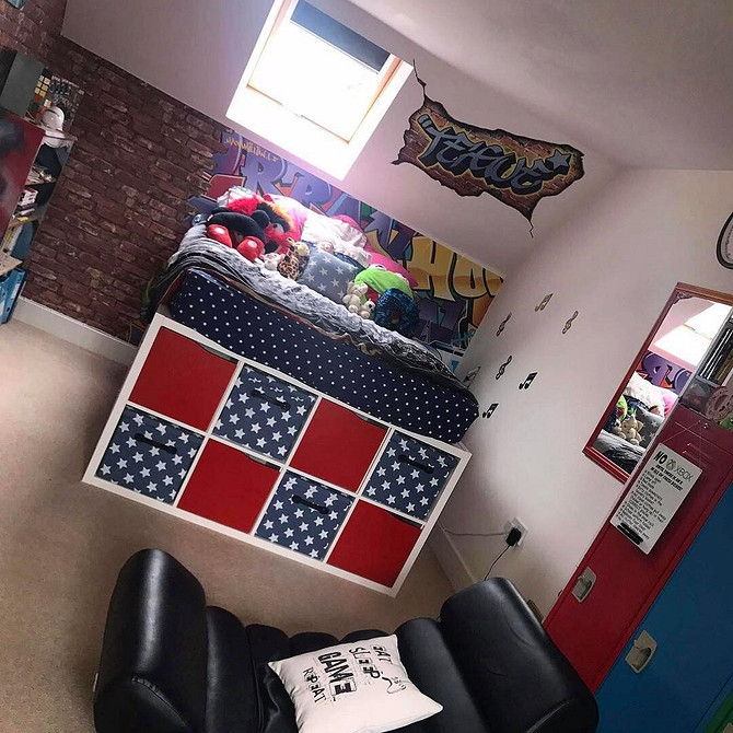 Biblioteczka na ścianę IKEA BILLY: inspiracja do małego mieszkania 2026