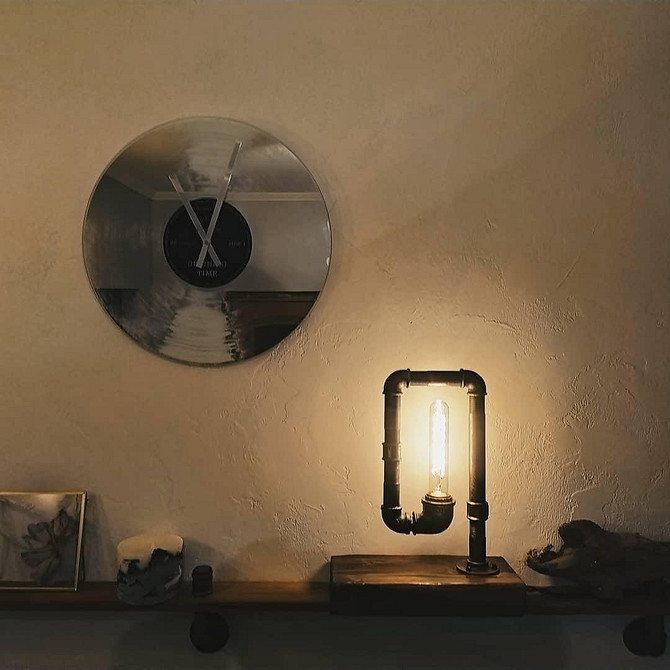 Niestandardowy wieszak na ubrania z rur hydraulicznych w nowoczesnym wnętrzu.