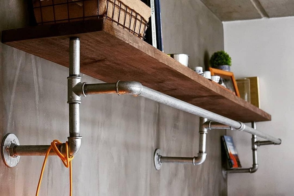 Nietypowa półka z rur hydraulicznych DIY, idealna do wnętrza w stylu industrialnym.