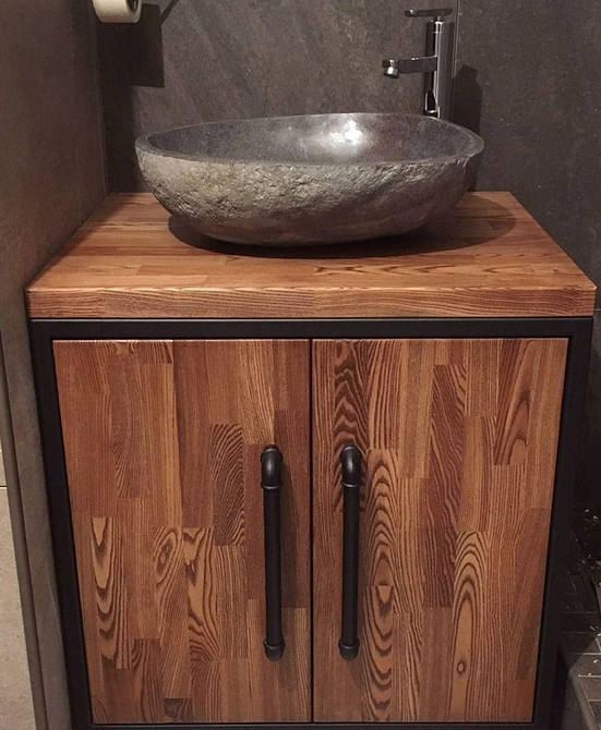 Kreatywna lampka biurkowa z rur hydraulicznych do biura w stylu loft.