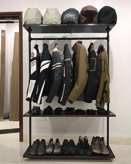 Efektowny regał z rur – funkcjonalny i stylowy element dekoracyjny do domu.