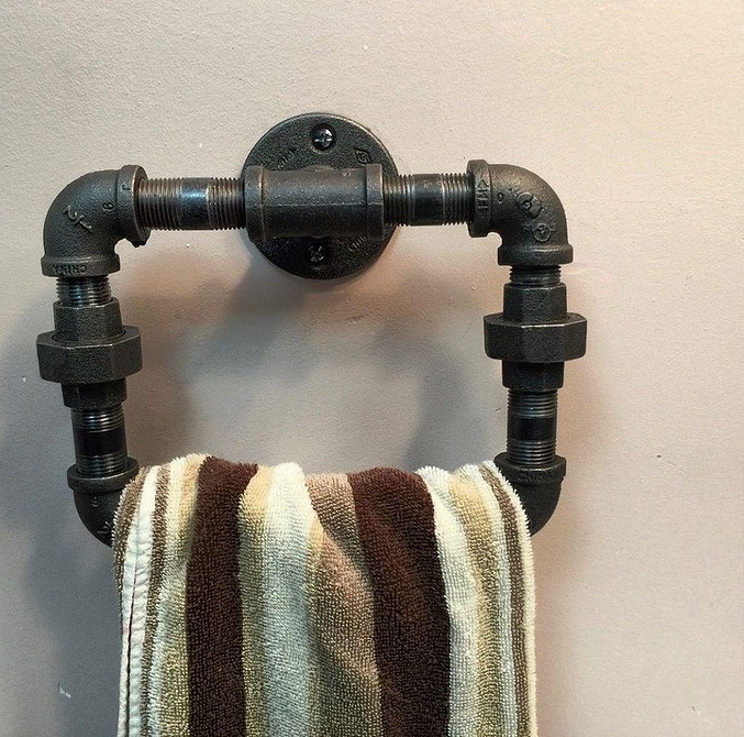 Niestandardowy bar z rur hydraulicznych we wnętrzu kuchni w stylu loft.