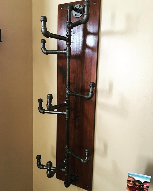 Kinkiet z rur w stylu loft zapewniający nastrojowe oświetlenie.