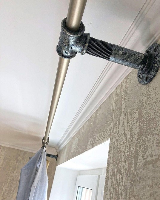 Funkcjonalna szafka RTV z rur hydraulicznych: meble w stylu loft