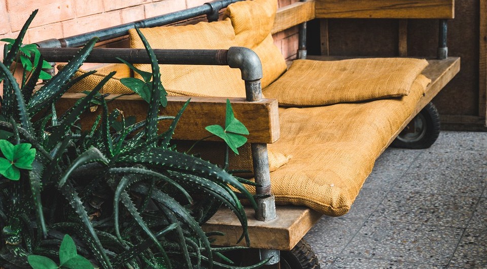 Dekoracje z rur hydraulicznych: kreatywne pomysły na unikalny wystrój wnętrz w stylu industrialnym.