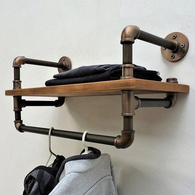 Kreatywna dekoracja ścienna z rur hydraulicznych w stylu loft, dodająca charakteru wnętrzu.