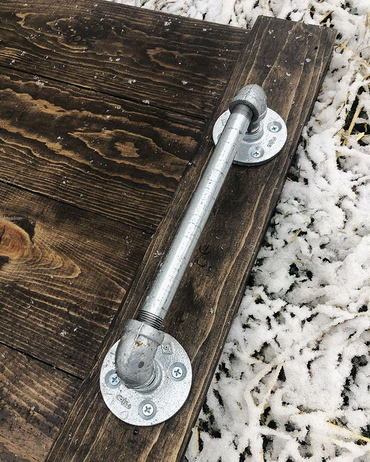 Półka na ścianę z rur hydraulicznych w stylu loft - dekoracja DIY