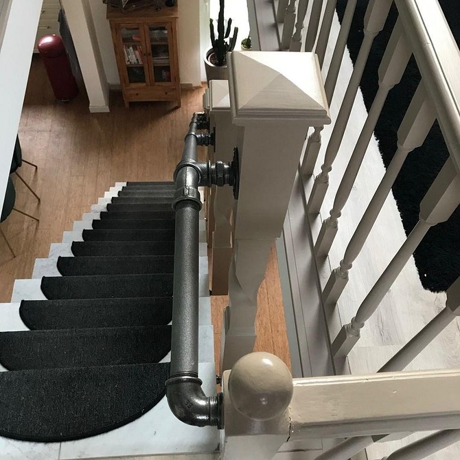 Kreatywny pomysł: lustro w ramie z rur dla unikalnego wnętrza.