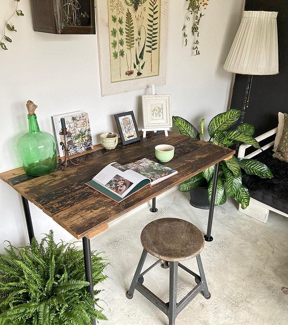 Nietypowa lampa z rur hydraulicznych dodaje charakteru i indywidualności wnętrzu.