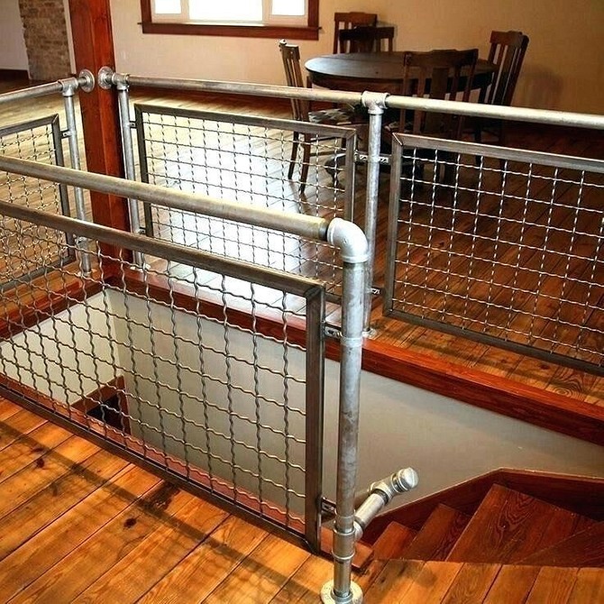 Niestandardowy wieszak na ubrania z rur – praktyczny i stylowy element dekoracyjny DIY.