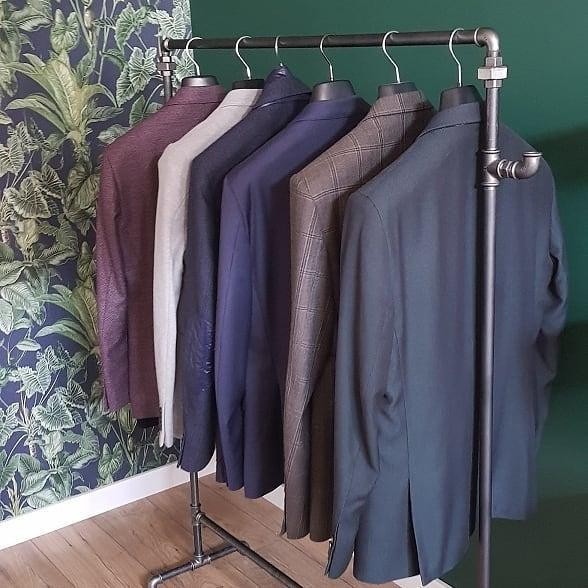 Niespodziewane rozwiązanie: uchwyt na papier toaletowy z rur hydraulicznych.