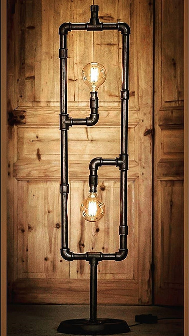 Półka na książki z rur hydraulicznych w mieszkaniu z elementami stylu loft.