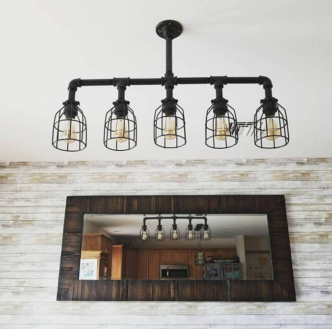 Stylowy stół z rur hydraulicznych i blatem drewnianym do wnętrza w stylu loft.