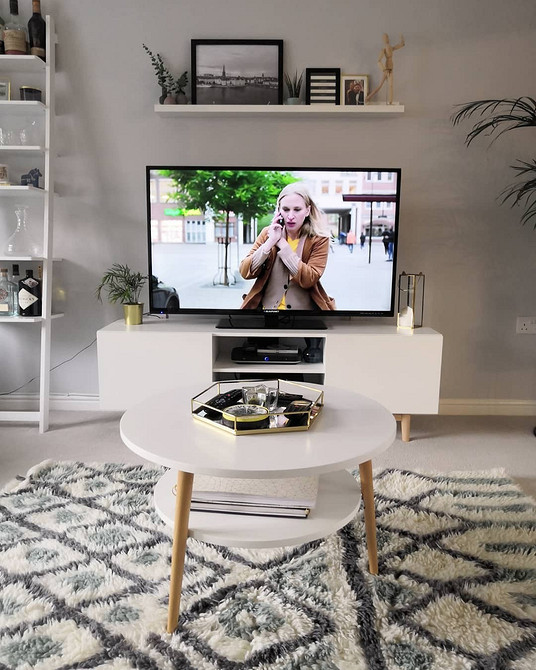 Wąska półka IKEA w kuchni: praktyczne przechowywanie przypraw i akcesoriów kuchennych.