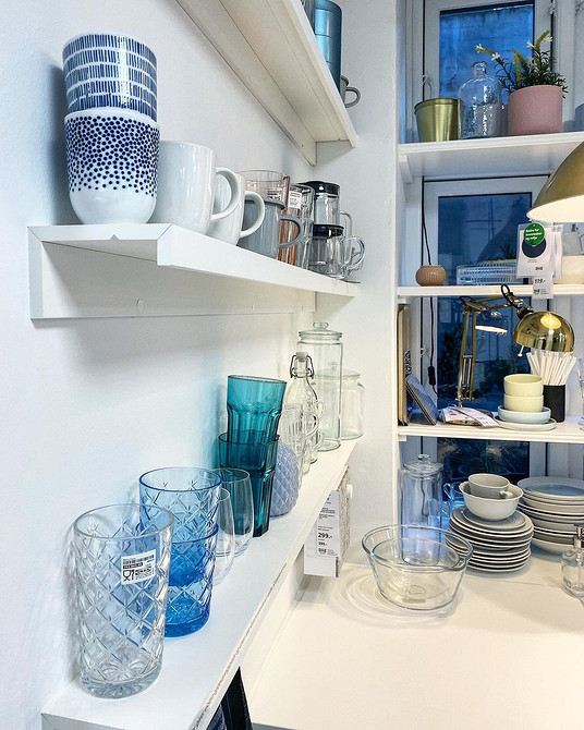 Organizacja przedpokoju: wąska półka IKEA na klucze, portfel i inne drobiazgi.