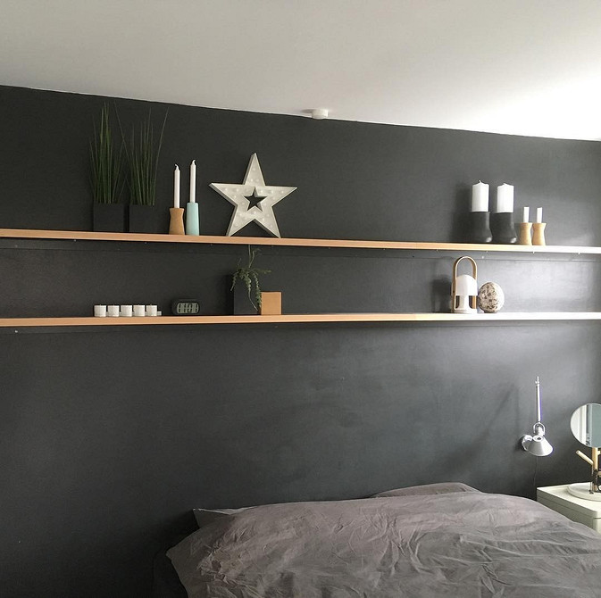 Wąska półka IKEA w przedpokoju na klucze i inne drobiazgi: organizacja przestrzeni.