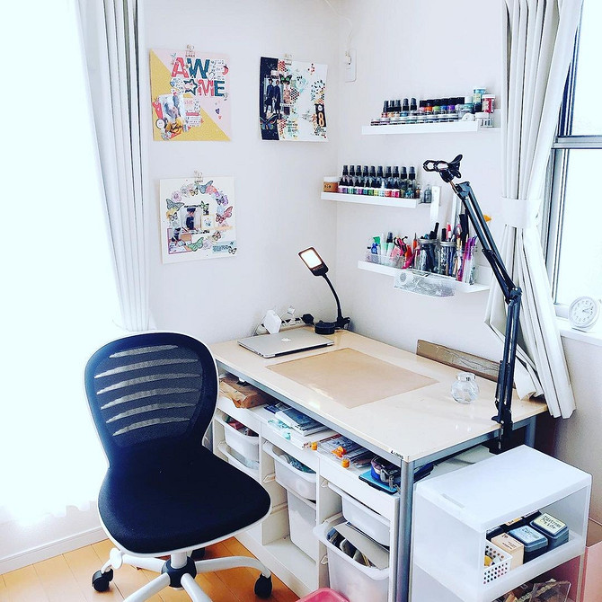 Wąska półka IKEA nad biurkiem do organizacji artykułów piśmiennych i dokumentów.