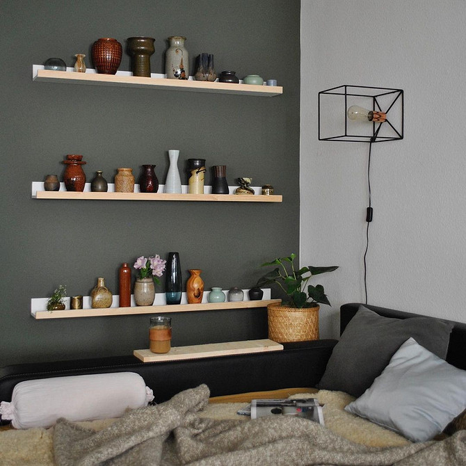 Dekoracyjna, wąska półka IKEA z fotografiami i pamiątkami: inspiracje dla domu.