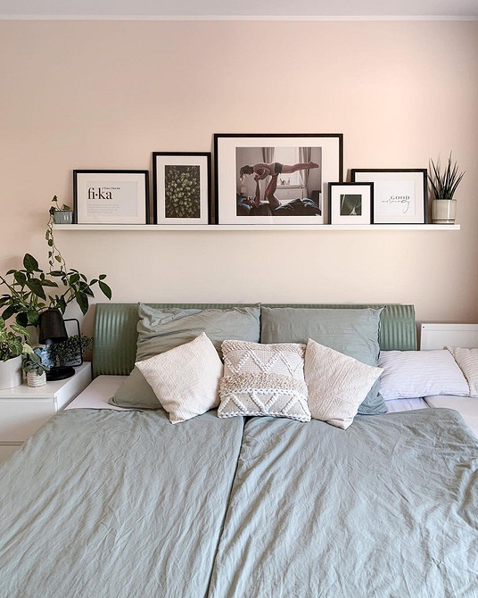 Biała, wąska półka IKEA z książkami i roślinami: organizacja małej przestrzeni.