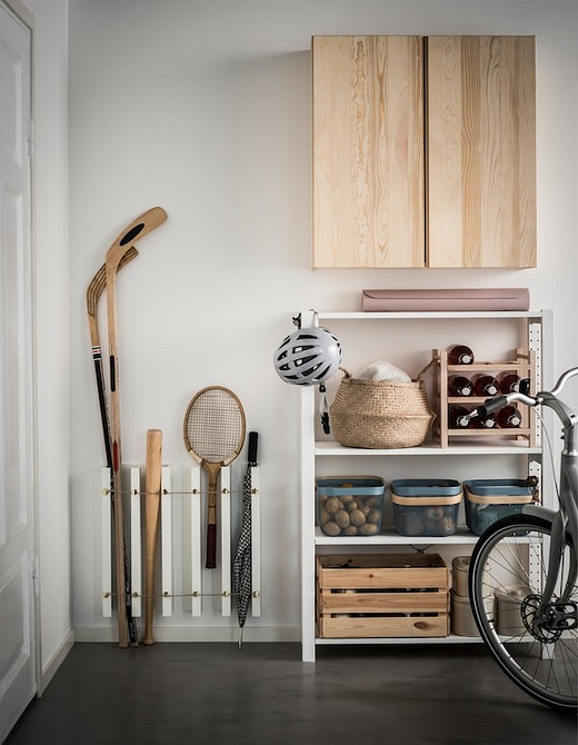 Dekoracja ścienna z wąskimi półkami IKEA: kreatywne pomysły na aranżację wnętrza.