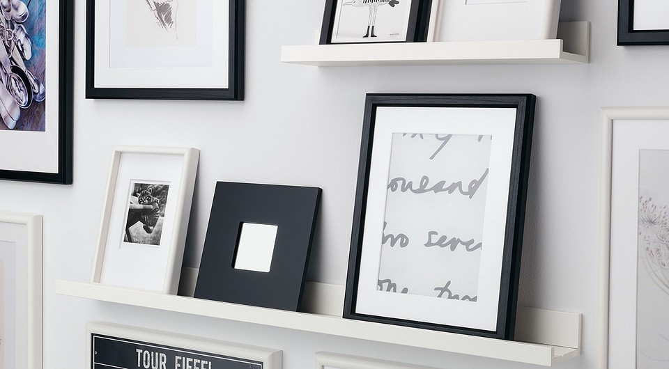 Wąska półka IKEA w salonie: idealna do organizacji i dekoracji ściany.