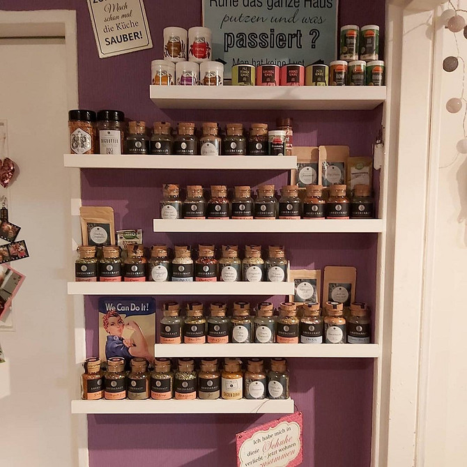 Wąska półka IKEA jako stolik nocny: oszczędność miejsca i stylowy wystrój sypialni.